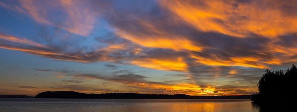 Jaynes Gallery 아티스트의 USA-Washington State-Seabeck Panoramic sunrise over Hood Canal작품입니다.